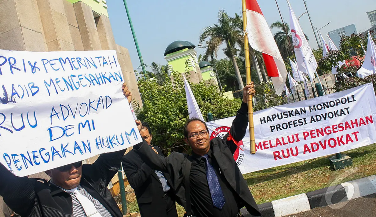Dalam aksinya para pengacara menuntut DPR-RI untuk segera mengesahkan RUU Advokat dikarenakan RUU Advokat akan menciptakan pengacara yang profesional dan bermartabat, Jakarta, Rabu (24/9/2014) (Liputan6.com/Faizal Fanani)