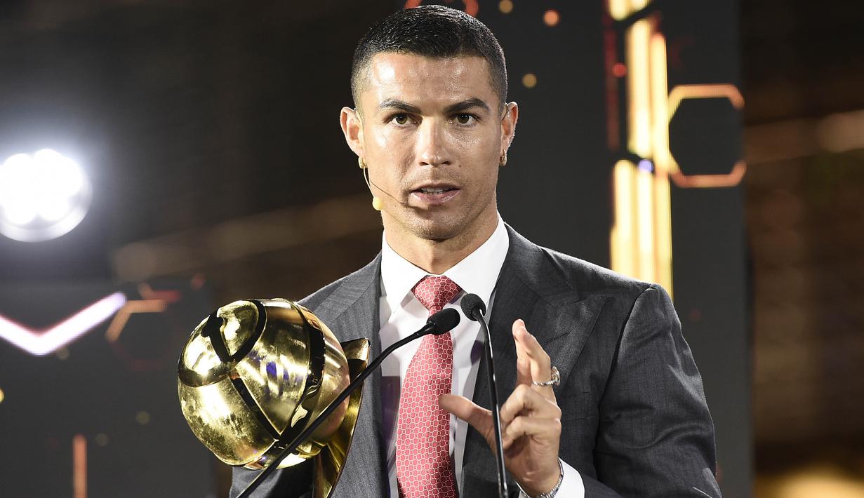 Striker Juventus, Cristiano Ronaldo, memberikan sambutan saat ajang Globe Soccer Award 2020 di Dubai, Minggu (27/12/2020). CR7 meraih penghargaan sebagai pemain terbaik abad ini setelah berhasil mengungguli Lionel Messi. (Fabio Ferrari/La Presse/AFP)