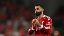 Pemain Liverpool, Mohamed Salah, menghampiri suporter seusai laga melawan Bournemouth pada pekan 1 Premier League di Anfield, Sabtu (16/8/2025) dini hari WIB. (Paul ELLIS / AFP)