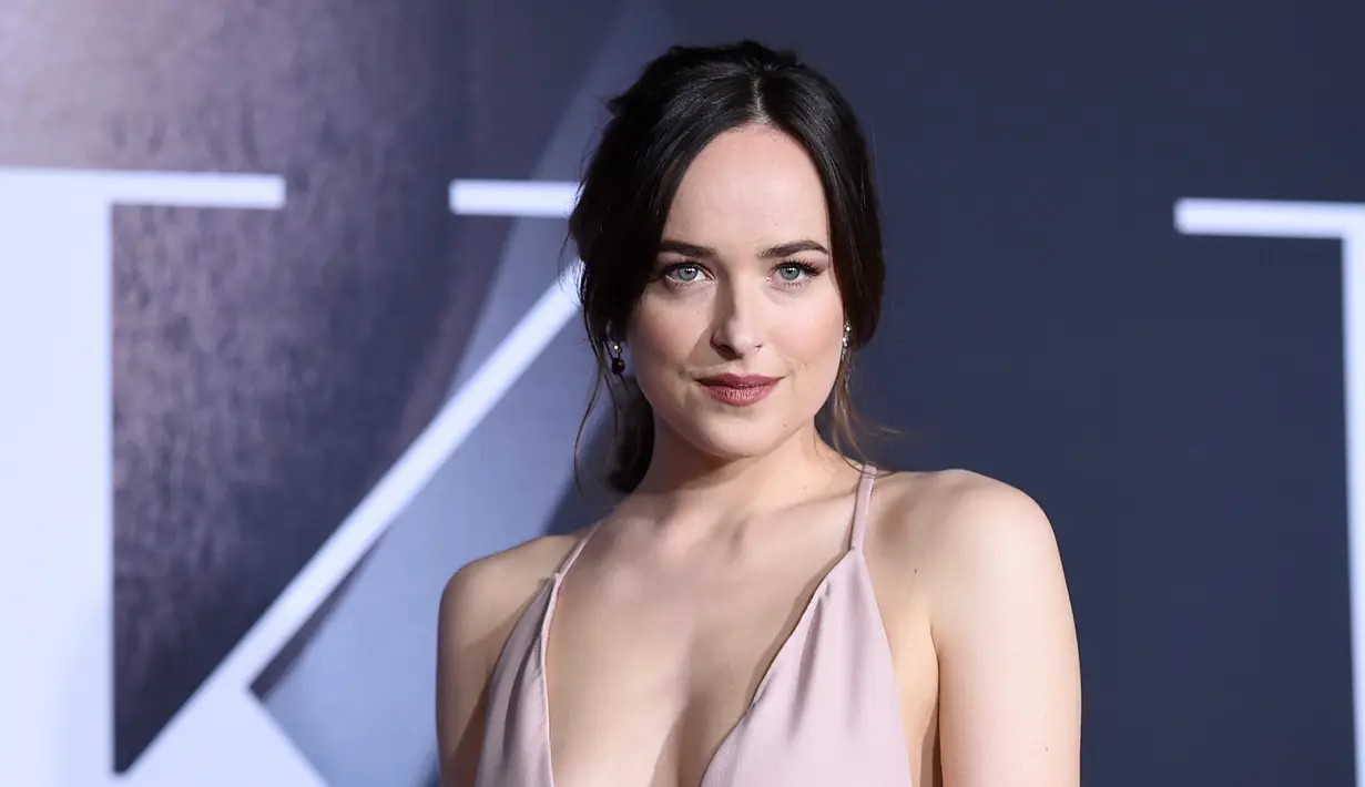  Aktris AS, Dakota Johnson saat menghadiri pemutaran film perdana "Fifty Shades Darker" di i The Theatre di Ace Hotel di Los Angeles, AS (2/2). Dakota Johnson tampil cantik dengan gaun seksi berwarna pink. (Photo by Jordan Strauss/Invision/AP)