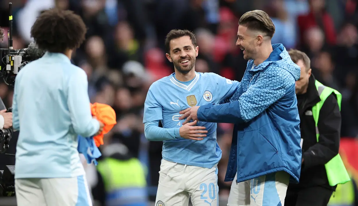 Pemain Manchester City Bernardo Silva (tengah) melakukan selebrasi pada babak kedua pertandingan sepak bola semifinal Piala FA Inggris antara Manchester City dan Chelsea di stadion Wembley, London, Sabtu, 20 April 2024. (AP Photo/Ian Walton)