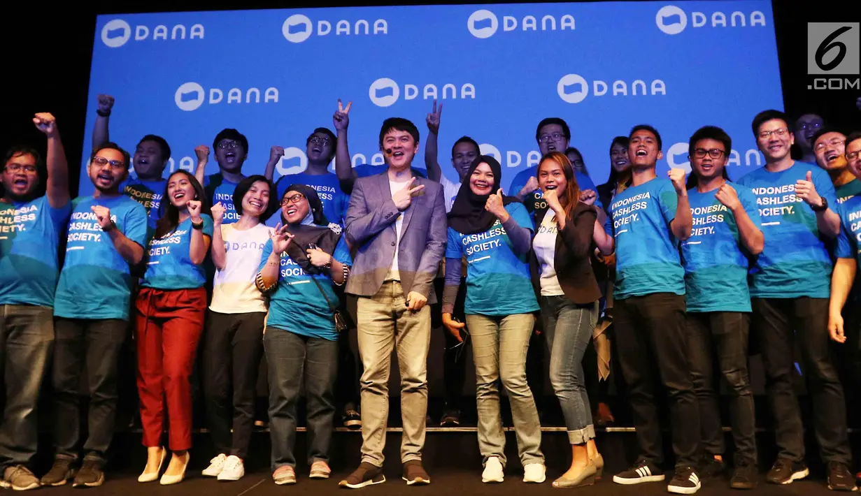 CEO Dana, Vincent Iswara foto bersama usai memberi penjelasan tentang DANA Jakarta, Rabu(21/3). DANA, Dompet Digital Indonesia merupakan sebuah layanan dari perusahaan rintisan (start up) di bidang teknologi finansial. (Liputan6.com/Angga Yuniar)