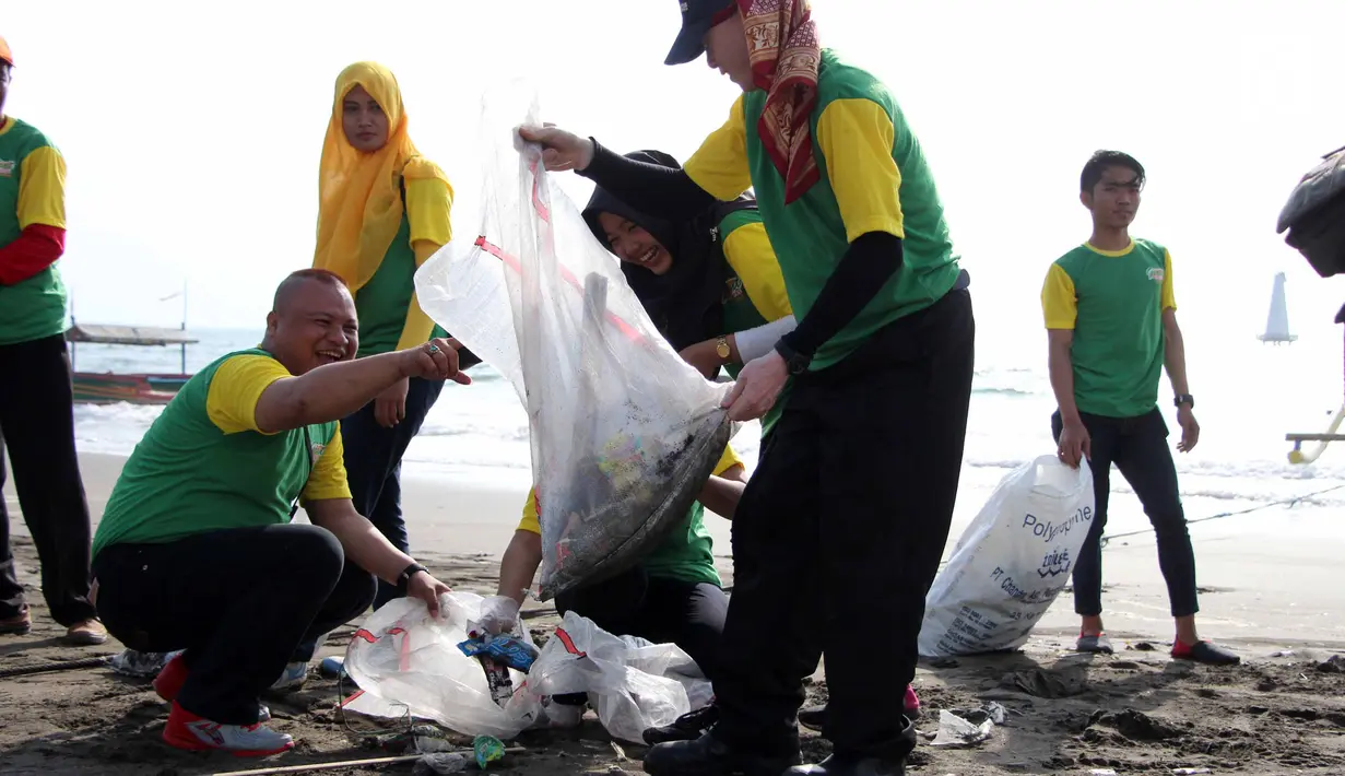 Sejumlah karyawan dari Giant Ekspres Cilacap menggelar acara bersih-bersih Pantai Teluk Penyu, Cilacap, Jumat (10/8). Lebih dari 100 relawan bahu membahu membersihkan pesisir pantai. (Liputan6.com/HO/Eko)