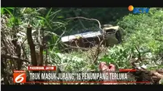 Diduga rem blong, hingga pengemudi tidak dapat menguasi kendaraan saat melaju di tanjakan yang hanya mampu menampung satu kendaraan.