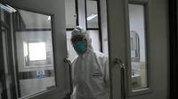 Petugas ruangan isolasi penyakit infeksi menular khusus tengah mengecek peralatan pelindung untuk mengantisiapsi adanya pasien terpapar virus corona ke Rumah Sakit Hasan Sadikin (RSHS) Bandung, Jumat, 24 Januari 2020. (Arie Nugraha).