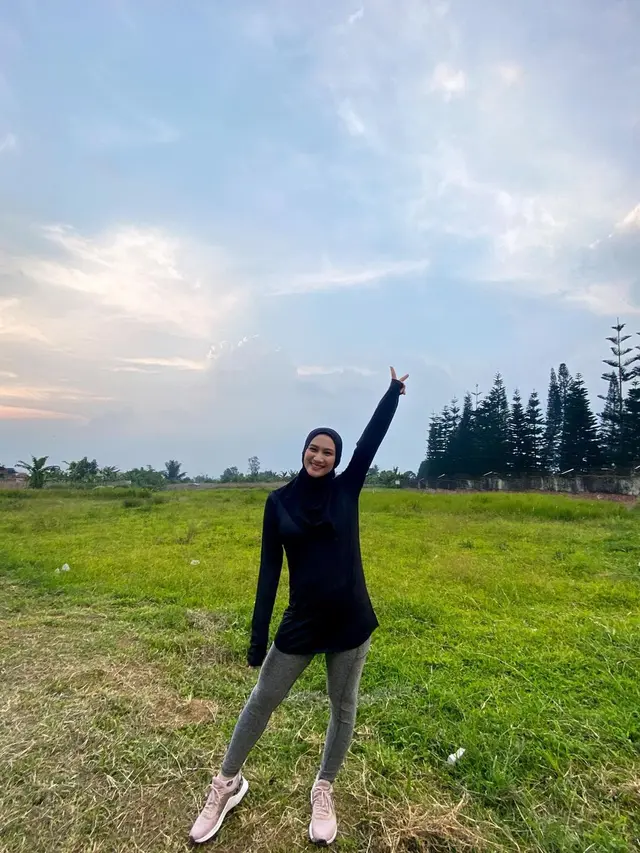 7 Gaya Hijab Sporty Melody Laksani Eks JKT48, Tetap Stylish dan Jadi Inspirasi