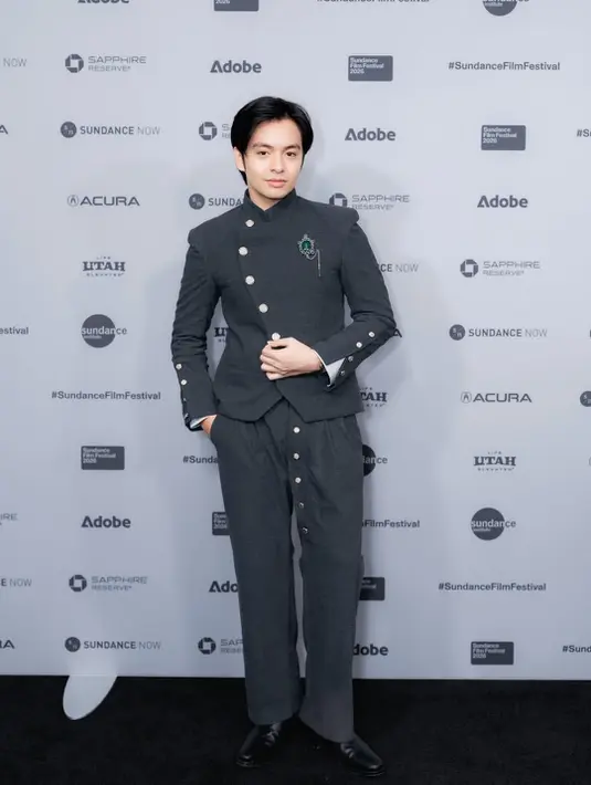 Angga Yunanda terlihat kenakan beskap dengan celana panjang abu-abu dari Nawa [@angga]