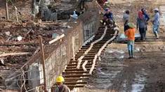 Sejumlah Pekerja memasang Kawat besi dan beton Tanggul di Pinggiran kali ciliwung, Kalibata, Jakarta, Sabtu (2/4) Pemasangan beton tanggul tersebut untuk meminimalisir banjir kiriman yang sering terjadi di kawasan tersebut. (Liputa6.com/Helmi Afandi)