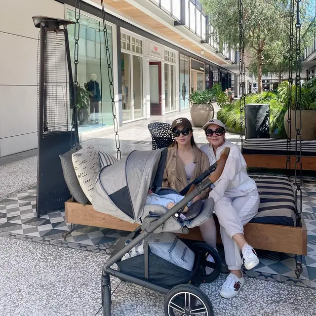 Kini Jadi Nenek, Ini 6 Potret Yora Febrina Ibu Nikita Willy Bareng Anak dan Cucu