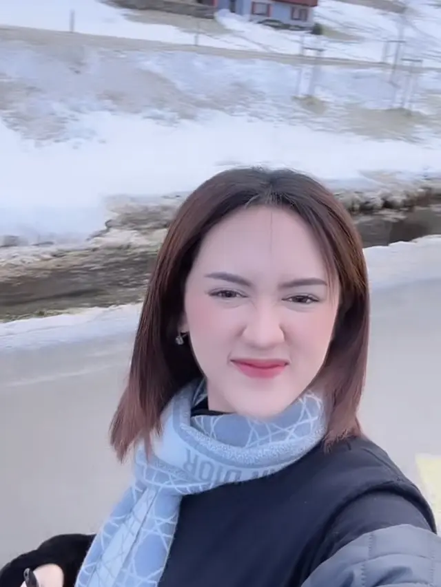 Gaya OOTD Musim Dingin Pedangdut Happy Asmara