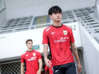 Luke Xavier Keet memasuki lapangan saat latihan perdana Timnas Indonesia U-22 untuk SEA Games 2025 di Stadion Madya, Senayan, Jakarta, Selasa (11/11/2025). (Bola.com/Bagaskara Lazuardi)