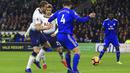 Striker Tottenham Hotspur, Harry Kane, berusaha melewati pemain Cardiff City pada laga Premier League di Stadion Cardiff City, Selasa (1/1). Tottenham Hotspur menang 3-0 atas Cardiff City. (AP/Mark Kerton)
