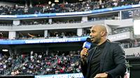 Legenda sepak bola asal Prancis, Thierry Henry, kini aktif sebagai pundit sepak bola dunia. (Frederic J. Brown / AFP)