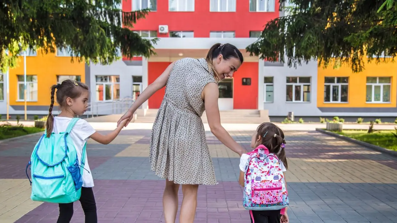5 Manfaat Mengajarkan Anak Budaya Mengantri Sejak Dini (photo by freepik.com)