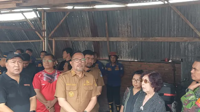 Wakil Wali Kota Manado dr Richard Sualang meninjau lokasi kebakaran panti werda