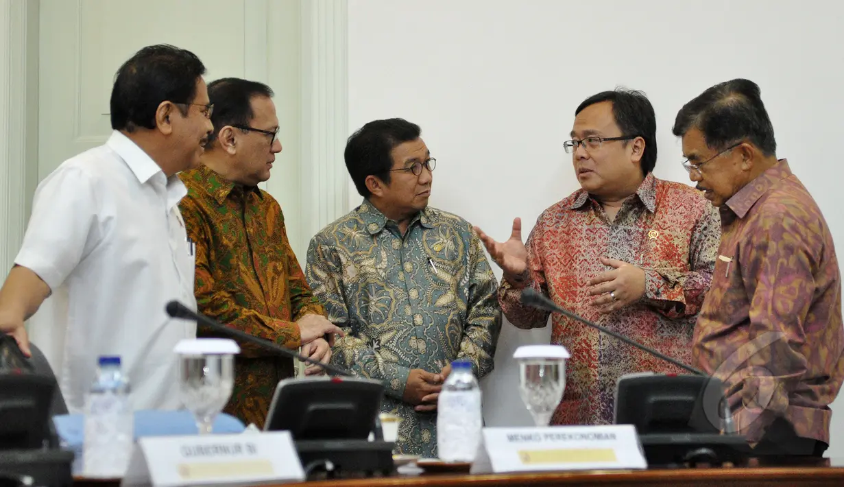 Suasana perbincangan usai rapat terbatas terkait melemahnya nilai tukar Rupiah terhadap Dolar Amerika di Istana Kepresidenan, Jakarta, Rabu (11/3/2015).(Liputan6.com/Faizal Fanani)