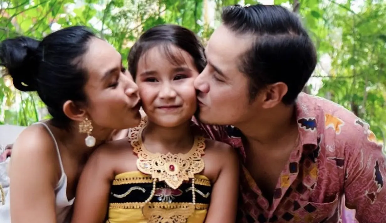 Kinandari ternyata memiliki minta di dunia tari, ia pun tampak mengenakan busana tarian khas Bali.  @happysalma