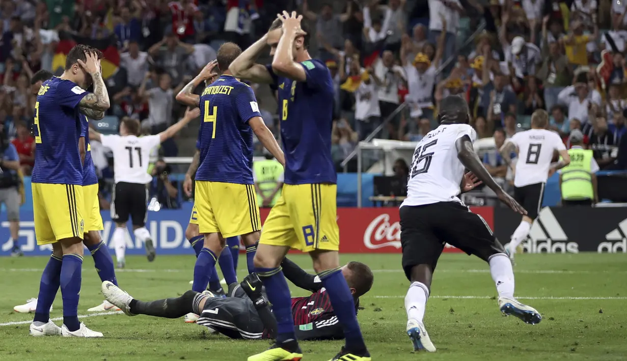 Para pemain Swedia tampak kecewa usai dibobol gelandang Jerman, Toni Kroos, pada laga grup F Piala Dunia di Stadion Fisht, Sochi, Sabtu (23/6/2018). Gol injury time dirinya beri kemenangan untuk Jerman. (AP/Thanassis Stavrakis)
