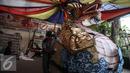 Pekerja saat menyelesaikan hiasan mobil Naga di Vihara Saddhapala, Jakarta, Jumat (22/4/2016). Persiapan tersebut dilakukan untuk Pindapata Gema Waisak 2560 BE pada tanggal 24 April di Kota Tua. (Liputan6.com/Faizal Fanani)