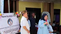 Ketua tim investigasi Kemenkes, dr. Yuli Ferianti saat memberikan sambutan saat acara pemakaman dokter Icha (Liputan6.com/Ola Keda)