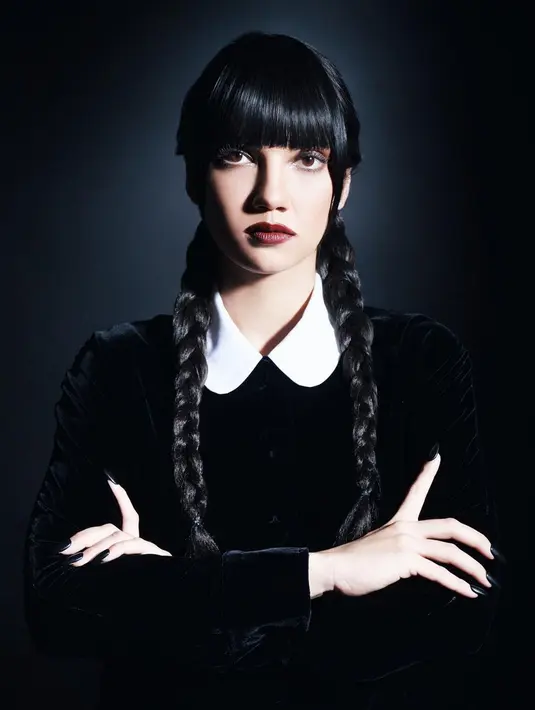 Penampilan Haico dalam cosplay karakter yang tengah populer ini pun mencuri perhatian. Pasalnya, tak hanya menggunakan busana serba hitam, namun tatanan rambut serta makeup Haico juga terbilang mirip dengan karakter Wednesday. (Liputan6.com/IG/@haico.vdv)