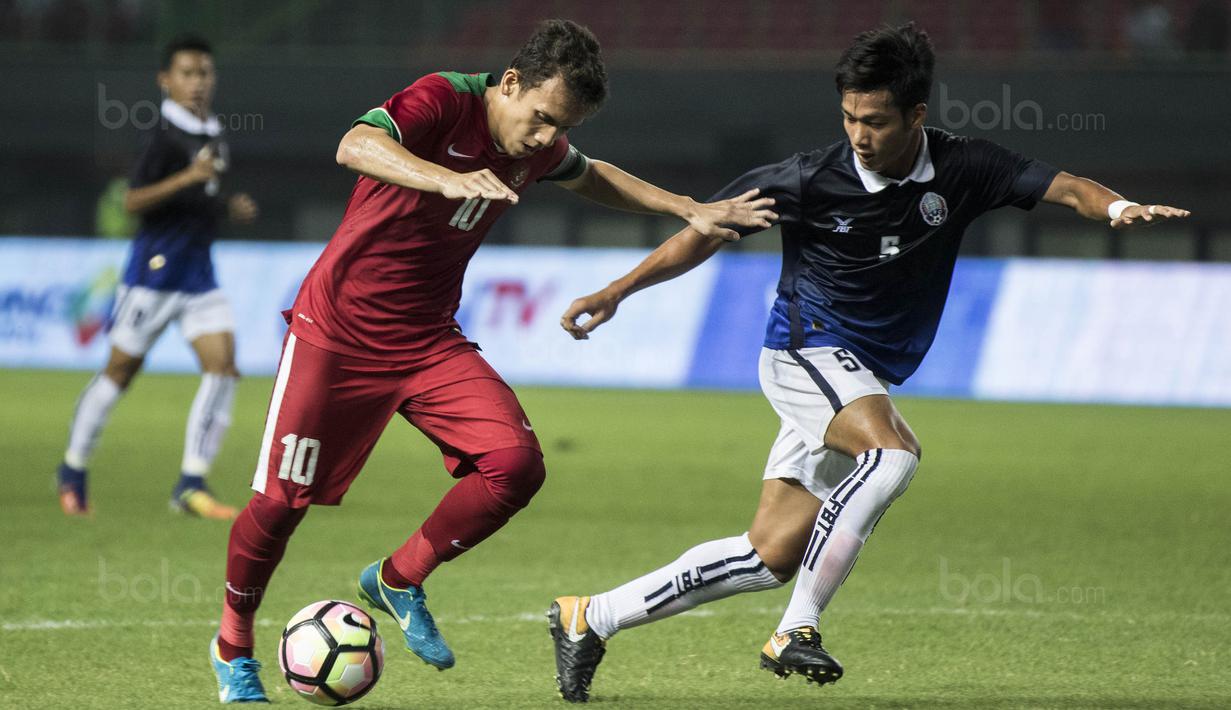 Gelandang Timnas Indonesia U-19, Egy Maulana Vikri, berusaha melewati pemain Kamboja U-19 pada laga persahabatan di Stadion Patriot, Bekasi, Rabu (4/10/2017). Indonesia menang 2-0 atas Kamboja. (Bola.com/Vitalis Yogi Trisna)