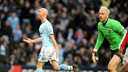 Manchester City&#039;s midfielder Stephen Ireland celebrates after scoring the opening goal during the English Premier league match against Arsenal at City of Manchester Stadium, on November 22, 2008. AFP PHOTO/ANDREW YATES