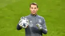 Penjjaga gawang Jerman Manuel Neuer berlatih jelang menghadapi Swiss pada pertandingan UEFA Nations League di Cologne, Jerman, Senin (12/10/2020). Jerman akan menghadapi Swiss pada Rabu (14/10/2020) dini hari WIB. (AP Photo/Martin Meissner)