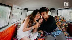 Beredar foto undangan pernikahan Nadine Chandrawinata dan Dimas Anggara yang akan digelar pekan depan.