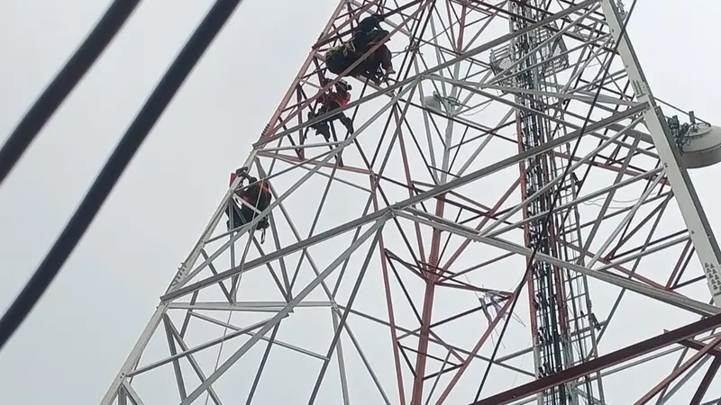 Proses evakuasi korban percobaan bunuh diri di atas tower pemancar. Foto :( Dokumen Basarnas Lampung)