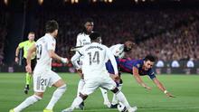 Pemain Barcelona, Ferran Torres terjatuh saat berebut bola dengan gelandang Real Madrid, Aurélien Tchouameni dalam pertandingan sepak bola liga Spanyol antara FC Barcelona dan Real Madrid CF di Stadion Camp Nou, Barcelona pada 10 Mei 2026. (Josep LAGO / AFP)