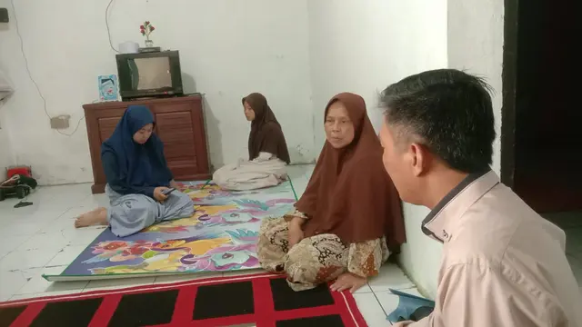 Saat ini ada 100 jiwa lebih dari 25 KK korban gempa Cianjur yang relokasi ke Garut. Meraka tinggal di Perum Bumi Malayu Asri, kemudian Kampung Cipepe dan Kampung Ciocong. (Liputan6.com/Jayadi Supriadin)