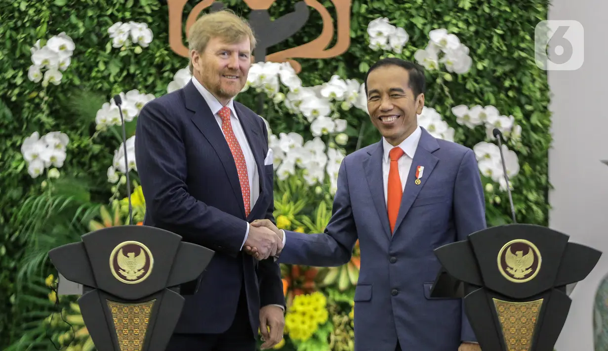 Presiden Joko Widodo (kanan) bersalaman dengan Raja Belanda Willem Alexander saat menyampaikan keterangan bersama di Istana Bogor, Jawa Barat, Selasa (10/3/2020). Raja dan Ratu Belanda mengunjungi Indonesia untuk peningkatan kerja sama bilateral bidang ekonomi dan SDM. (Liputan6.com/Faizal Fanani)