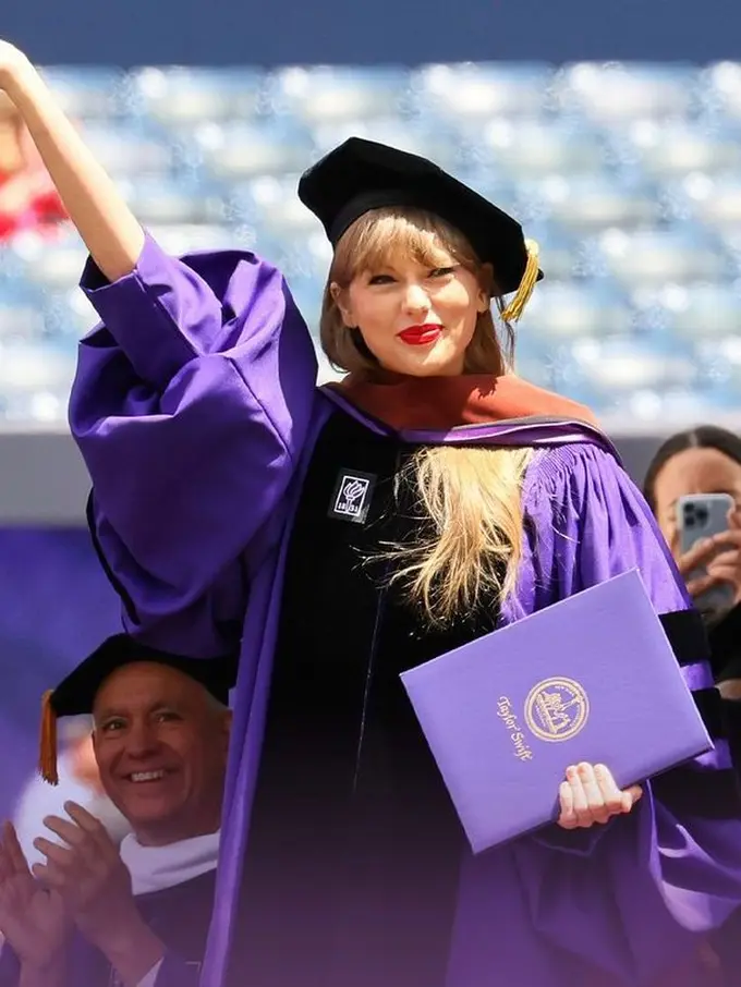 Tampilan Perdana Taylor Swift Pakai Toga di Wisuda NYU, Raih Gelar Doktor Kehormatan