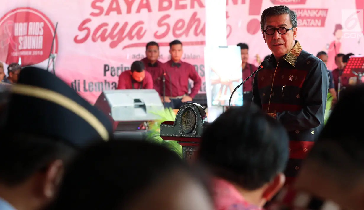 Menkumham Yasonna H. Laoly memberi sambutan dalam peringatan Hari Aids Sedunia di Lapas Narkotika Kelas IIA Cipinang, Jakarta Timur, Senin (17/12). Hari AIDS Sedunia tahun ini mengusung tema 'Saya Berani, Saya Hebat'. (Liputan6.com/Johan Tallo)