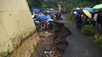 Petugas penyelamat dan warga berkumpul di lokasi runtuhnya tembok di Mumbai, India (2/7/2019). Sedikitnya 15 orang tewas dan 69 orang lainya luka ketika sebuah tembok runtuh saat hujan lebat monsun. (AFP Photo/Punit Paranjpe)