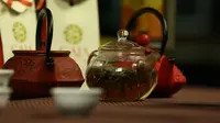 Banyak yang penasaran, melirik dari manfaat kesehatannya lebih baik mengonsumsi teh dari daun teh asli, tubruk atau teh celup ya?