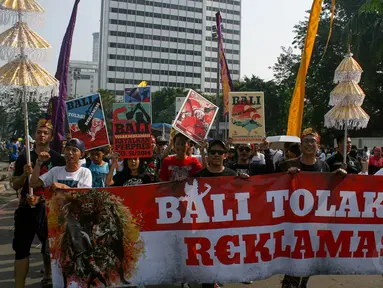 Sejumlah massa menggelar aksi tolak reklamasi Bali di Bundaran HI, Jakarta, Minggu (21/9/14). (Liputan6.com/Faizal Fanani)