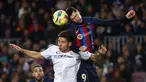 Penyerang Barcelona Robert Lewandowski menyundul bola melewati bek Sevilla Gonzalo Montiel pada jornada ke-20 La Liga 2022/2023 di Camp Nou, Senin (6/2/2023) dini hari. Barcelona membungkam Sevilla dengan tiga gol tanpa balas (3-0). (AP Photo/Joan Monfort)