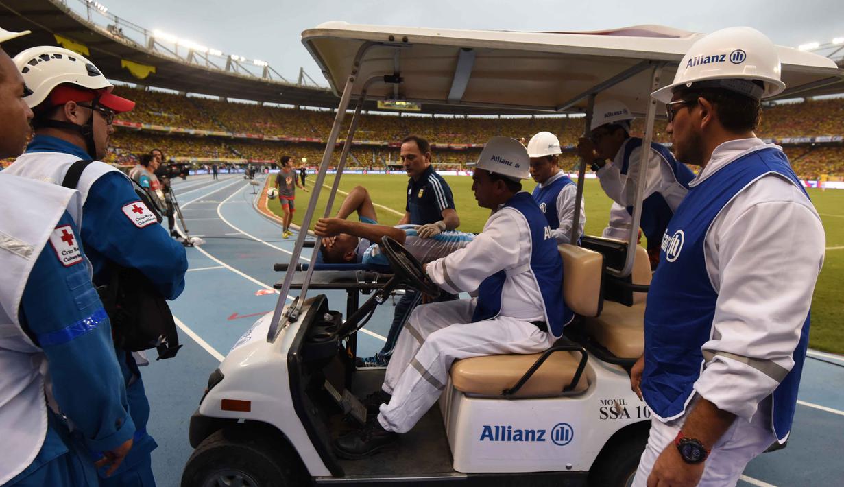 Pemain Argentina Gabriel Mercado mendapat perwatan pada laga kualifikasi Piala Dunia Russia 2018 zona CONMEBOL di  Stadion Metropolitano Roberto Melendez, Barranquilla, Rabu (18/11/2015) dini hari WIB. (AFP Photo/Luis Robayo)