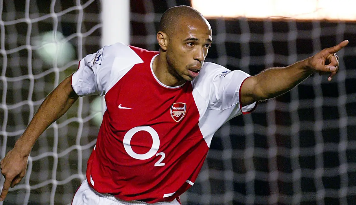 Thierry Henry. Striker yang kini berusia 44 tahun ini telah memutuskan pensiun bersama New York Red Bulls pada Januari 2015 lalu. Total ia mencetak 411 gol, dengan rincian 360 gol dicetak bersama klub dan 51 gol bersama Timnas Prancis. (AFP/Odd Andersen)