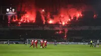 Laga panas tersaji di Grup C Piala Presiden 2022 amtara tuan rumah Persib Bandung menghadapi juara BRI Liga 1 musim lalu, Bali United di Stadion Gelora Bandung Lautan Api (GBLA), Minggu (12/6/2022). Laga yang sempat terhenti akibat adanya suar dari tribun penonton ini berakhir imbang 1-1. Gol Persib dicetak oleh eks Persija, Novri Setiawan di menit ke-4, sementara Persib baru bisa menyamakan skor di menit ke-79 via David da Silva. (Bola.com/Bagaskara Lazuardi)