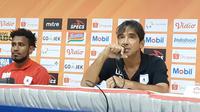 Pelatih Persipura Jayapura, Luciano Leandro (kanan), setelah laga kontra Persib Bandung di Stadion Si Jalak Harupat, Kab. Bandung, Sabtu (18/5/2019). (Bola.com/Erwin Snaz)