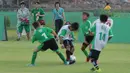 Dukungan orang tua saat menonton anaknya berlaga pada ajang MILO Football Championship 2018 di Lapangan Panahan GBK, Jakarta, (24/3/2018). Sekitar 128 Sekolah Dasar di Jakarta ikut ambil bagian pada ajang tersebut. (Bola.com/Nick Hanoatubun)