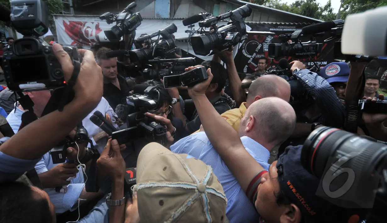 Puluhan awak media berusaha menghampiri narasumber dengan jarak sedekat mungkin. Saling berhimpitan menjadi hal yang lumrah terjadi, Dermaga Wijapura, Cilacap, Jawa Tengah, Minggu (8/3/2015). (Liputan6.com/Johan Tallo)