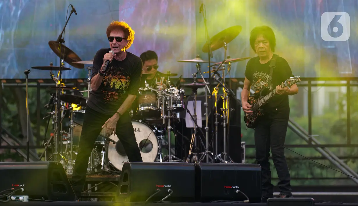 Kelompok musik legendaris God Bless Ahmad Albar dan Ian Antono beraksi pada The 90's Festival di Jakarta, Sabtu (23/11/2019). Dalam penampilannya, God Bless membawakan sejumlah lagu hits seperti Semut Hitam, Panggung Sandiwara, dan Rumah Kita. (Liputan6.com/Herman Zakharia)