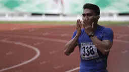 Ekspresi atlet Sumatra Barat, Yaspi Boby (tengah), setelah meraih emas lari 100m putra PON XIX Jawa Barat 2016 dalam final di Stadion Pakansari, Bogor, Kamis (22/9/2016). Yaspi Boby adalah peraih perak 100m SEA Games 2015 lalu. (Bola.com/Arief Bagus)