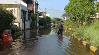 Kondisi genangan air di Komplek Bumi Adipura, Kota Bandung, mulai surut, pada Minggu (26/1/2020). (Liputan6.com/Huyogo Simbolon)