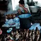 Dalam waktu seminggu sejak mulai arus mudik hingga arus balik, omset penjualan ikan asap di kawasan Pantai Kenjerean ini melonjak.
