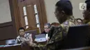 Terdakwa dugaan suap jual-beli jabatan di lingkungan Kemenag, M Romahurmuziy (kiri) menyimak keterangan mantan Menteri Agama, Lukman Hakim Saifuddin saat sidang lanjutan di Pengadilan Tipikor Jakarta, Rabu (4/12/2019). Sidang beragenda mendengar keterangan saksi. (Liputan6.com/Helmi Fithriansyah)